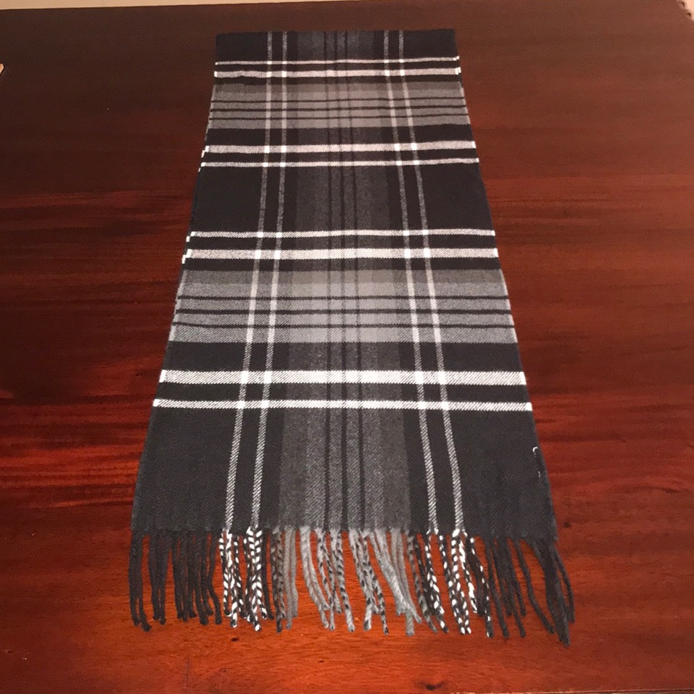 Old Navy Men’s Scarf - Picture 4 of 4